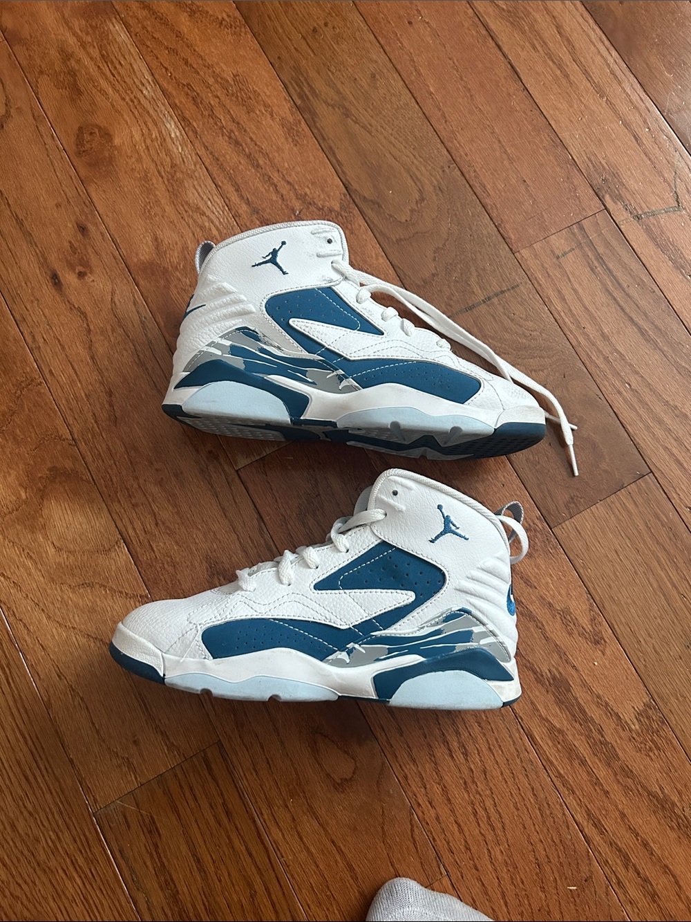 Jordan Kids White and Teal High-Top Sneakers size 2Y
